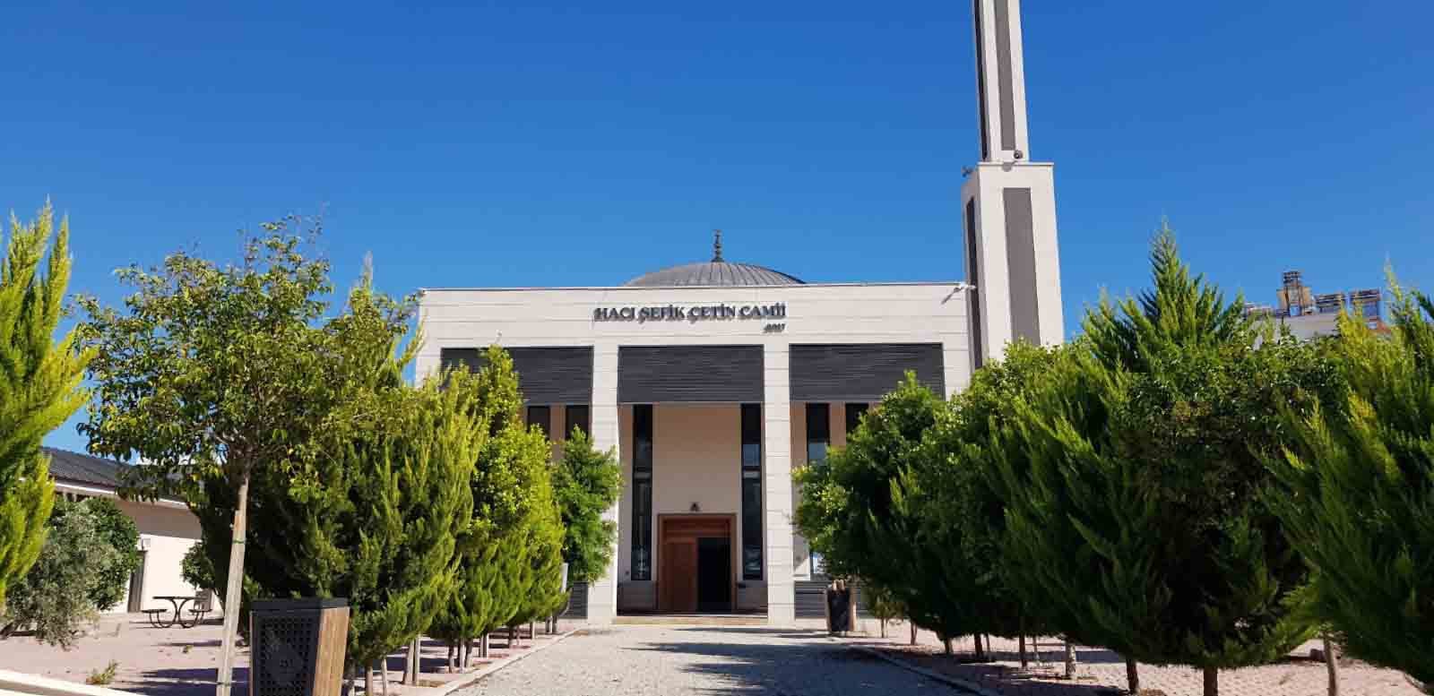 Giriş cephesi ve son cemaat yeri sütunları