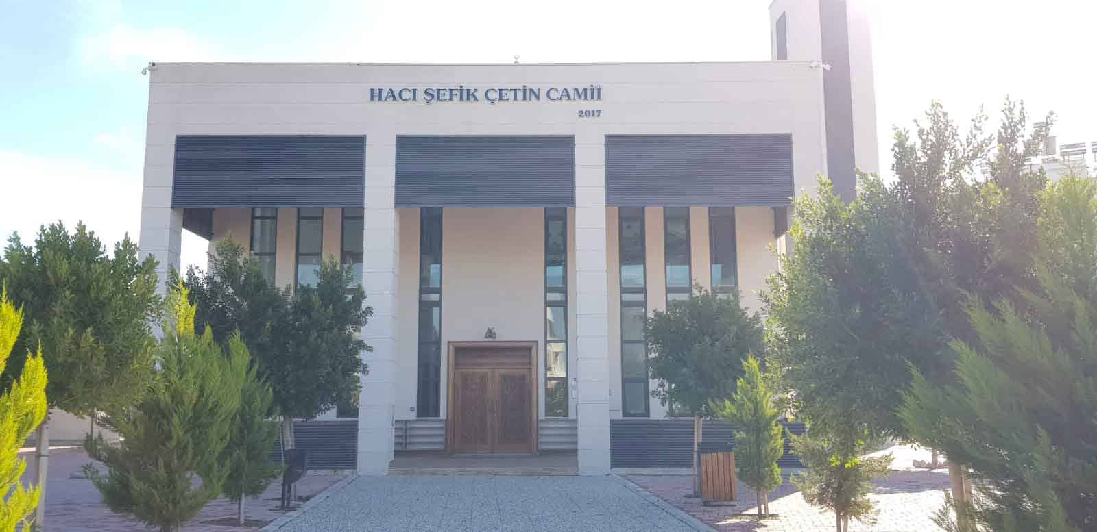 Giriş cephesi ve cami adı