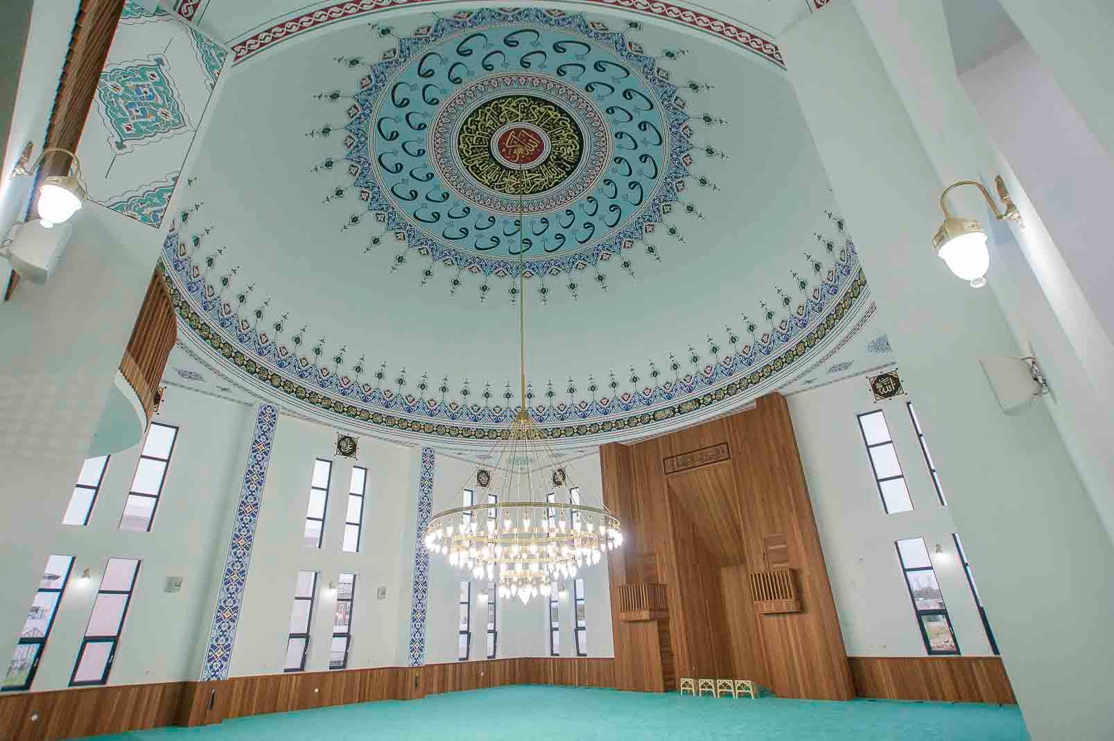 Kubbe süslemesi, avize ve ahşap mihrap