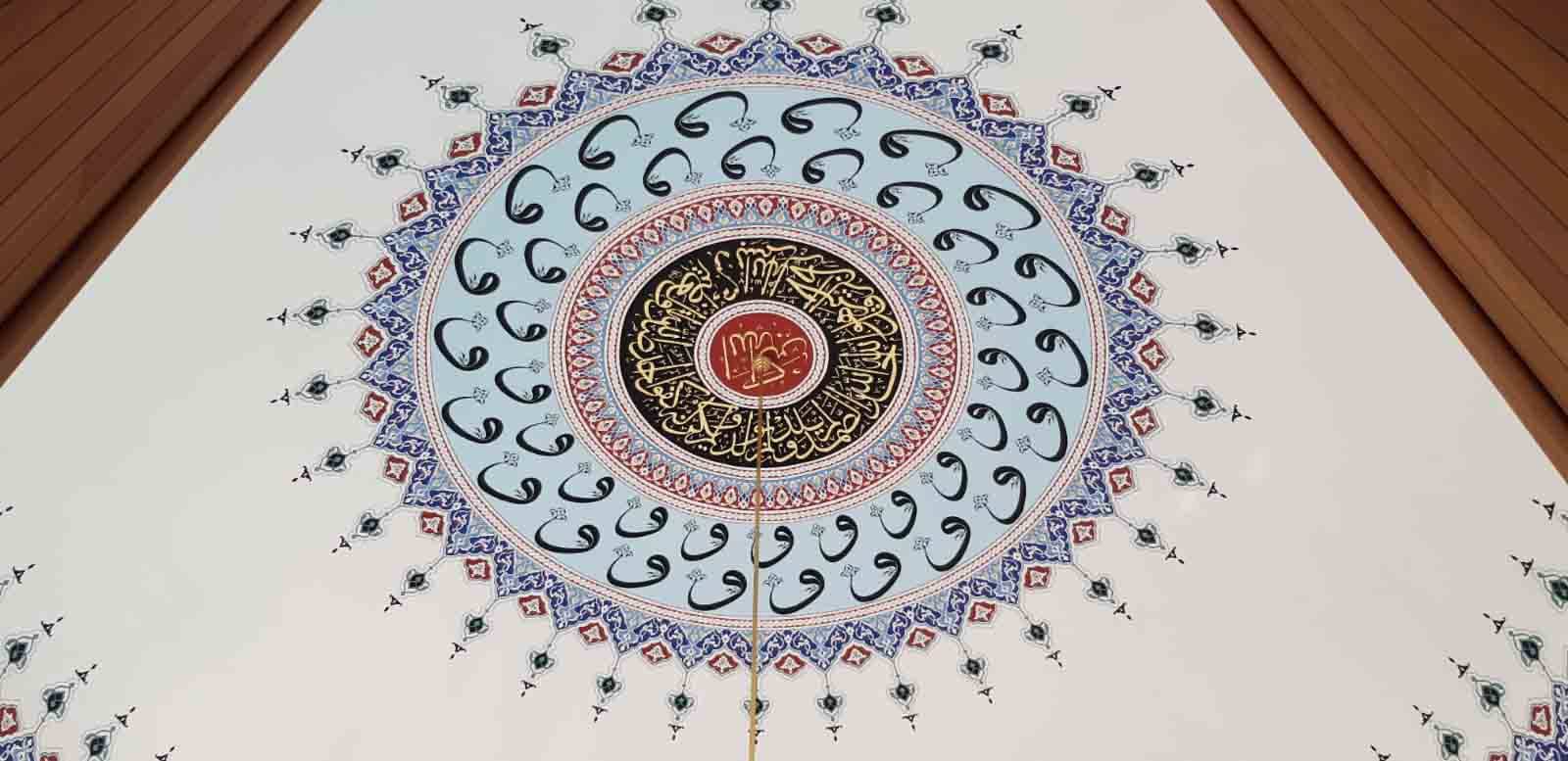 Kubbe ortasındaki hat yazısı